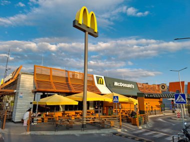 KYIV, UKRAINE, 20 AĞUSTOS 2025: Kyiv şehrindeki yeni McDonalds fast food restoranının yakınındakiler