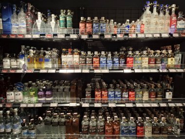 KYIV, UKRAINE, Kasım 7, 2025: Süpermarket raflarında farklı alkollü ürünler. Birçok alkollü içecek şişesi bir mağazanın alkollü içecekler bölümünde raflarda duruyor.