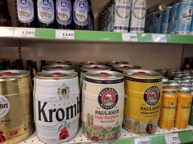 KYIV, UKRAINE, Kasım 7, 2025: Süpermarket raflarında farklı alkollü ürünler. Birçok alkollü içecek şişesi bir mağazanın alkollü içecekler bölümünde raflarda duruyor.