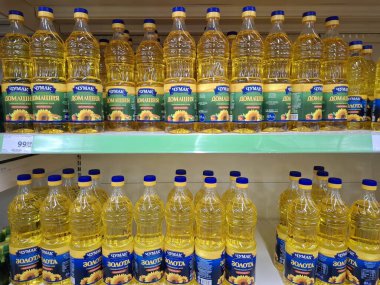 KYIV, UKRAINE, Kasım 2, 2025: Süpermarketteki raflarda birçok ayçiçeği yağı şişesi. Sarı ayçiçeği yağı şişeleri mağazadaki raflarda duruyor.