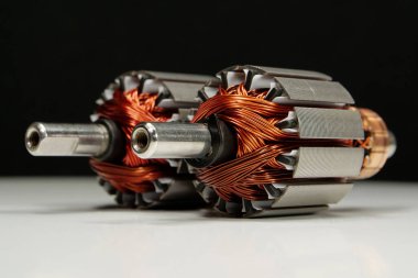 3 numaralı ev aletlerinden bakır bobinli iki pervane elektrik motoru.