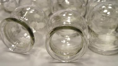 Tıbbi amaçlar için cam bardaklar, rehabilitasyon, artan kan akışı, lenfatik drenaj, sırt tedavisi. Halk dilinde kullanılan alternatif ilaçlar masaj ve vakum terapisi.