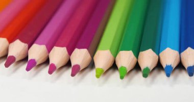 Farklı renklerde yeni kalemler. Gökkuşağı renginde çok renkli kalemler, yakınlaştırma videosu