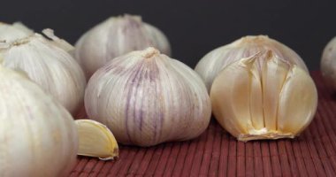 Sarımsak - sağlık için birçok yararlı özelliği olan sebze. Antiseptik, mikroplar ve patojenler ile mücadele, viral hastalıklar için belirtilmiş.