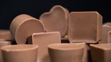 Farklı şekillerde lezzetli çikolata şekerlemeleri. Lezzetli çikolata şekerlemeleri