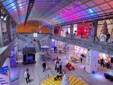 KYIV, UKRAINE, SEPTEMBER 15, 2025: Kyiv 'deki Ulusal Ekonomi Başarı Sergisi gerekçesiyle Bilim Müzesi' ndeki insanlar