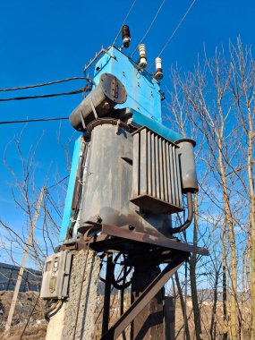 Şimdiki trafo ve yüksek voltajlı elektrik hatları