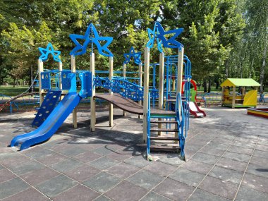 Park alanında insan olmayan çocuklar için çocuk parkı