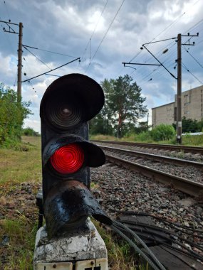 Demiryolu trafik lambası ve kırmızı ışık. Trafik ışığı kırmızıdır. Tren trafiği yasaktır. Demiryolu trafik lambası - bir demiryolu üzerinde sinyal cihazı. Bulutlar