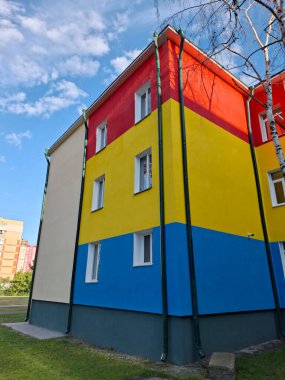 Okul binasının çok renkli yüzü
