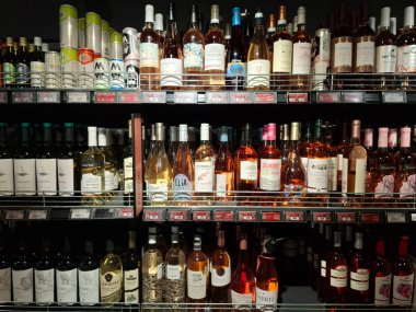 KYIV, UKRAINE, Kasım 7, 2025: Süpermarket raflarında farklı alkollü ürünler. Birçok alkollü içecek şişesi bir mağazanın alkollü içecekler bölümünde raflarda duruyor.