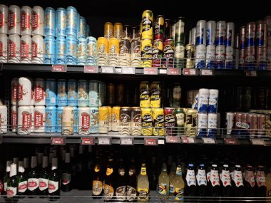 KYIV, UKRAINE, Kasım 7, 2025: Süpermarket raflarında farklı alkollü ürünler. Birçok alkollü içecek şişesi bir mağazanın alkollü içecekler bölümünde raflarda duruyor.