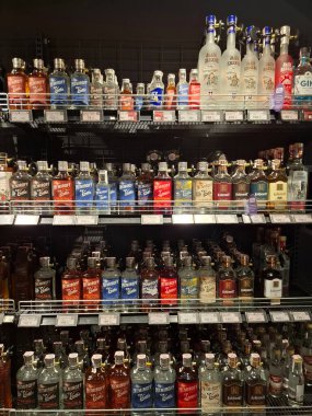 KYIV, UKRAINE, Kasım 7, 2025: Süpermarket raflarında farklı alkollü ürünler. Birçok alkollü içecek şişesi bir mağazanın alkollü içecekler bölümünde raflarda duruyor.