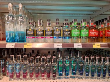 KYIV, UKRAINE, Kasım 7, 2025: Süpermarket raflarında farklı alkollü ürünler. Birçok alkollü içecek şişesi bir mağazanın alkollü içecekler bölümünde raflarda duruyor.