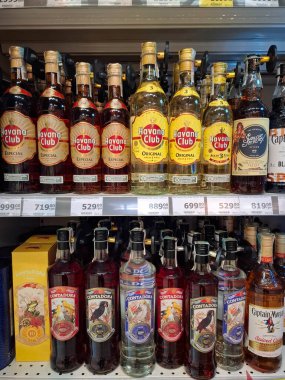 KYIV, UKRAINE, Kasım 7, 2025: Süpermarket raflarında farklı alkollü ürünler. Birçok alkollü içecek şişesi bir mağazanın alkollü içecekler bölümünde raflarda duruyor.