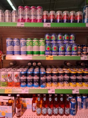 KYIV, UKRAINE, Kasım 7, 2025: Süpermarket raflarında farklı alkollü ürünler. Birçok alkollü içecek şişesi bir mağazanın alkollü içecekler bölümünde raflarda duruyor.