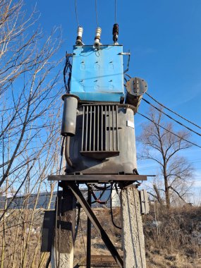 Şimdiki trafo, yüksek voltaj güç hatları.