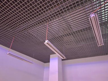 Büyük bir alışveriş merkezinde küçük bir dükkan ya da başka bir iş için yer. Süpermarkette kiralık yer. Boş bir depo ya da depoda üç tane gün ışığı lambası var. Boş oda, öntanımlı boşluk