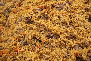 Et ve baharatlı pirinç pilavı.