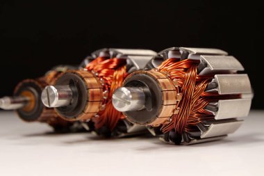 Perküsyon masaj aletleri ve mutfak blendırından bakır bobinli elektrikli motorlar.