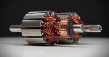 Küçük ev aletlerinden bakır bobinli pervane veya armatür elektrikli motorlar, yani iki perküsyon masajcısı.