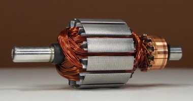 Küçük ev aletlerinden bakır bobinli elektrikli motorun metal pervanesi veya armatürü