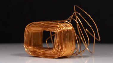 Bakır ya da küprum, demir olmayan kimyasal elementtir. Elektrik akımı transformatörünün bakır sarması