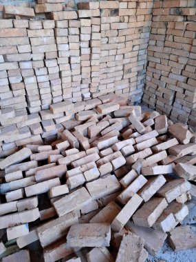 Tuğlalar. Bitmemiş bir kulübenin içi. Yerleşim olmayan, tamamlanmamış bir bina.