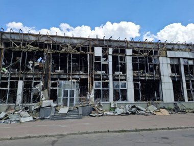 Ofis binası yandı. Binada bir patlama ve yangın meydana geldi. Yangından sonraki bina. Yangının korkunç sonuçları. Yangından sonra ofis binası yangınla yıkıldı.