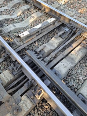 Katılım mekanizmasını değiştir ya da tren yolunu değiştir. Trenlerin güvenli ve doğru bir şekilde bir raydan diğerine geçmesini sağlayan trafik kontrol sisteminin bir parçası.