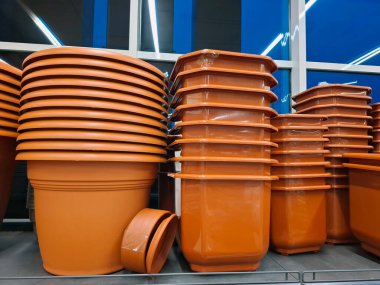 Birçok büyük plastik çiçek saksısı çiçekçide satılır.