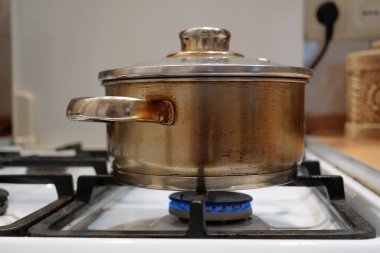 Yemek pişirmek. Tencere, gaz sobasının üstünde. Et pişiyor.