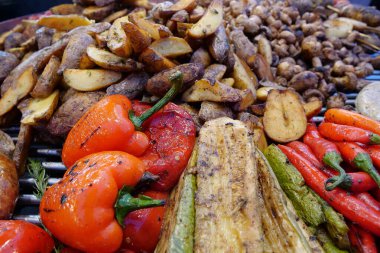 Çeşitli kızarmış yiyecekler. Kırmızı biber, yeşil kabak, patates, şampiyon mantarlar. Fast food restoranında yemek.