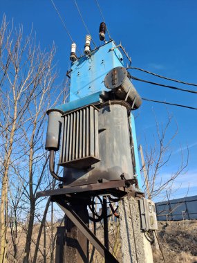 Şimdiki trafo ve yüksek voltajlı elektrik hatları