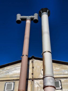 Otomobil için garajda iki egzoz ya da havalandırma borusu.