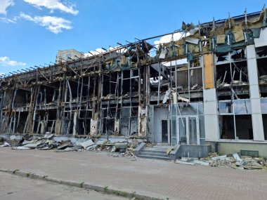 Ofis binası yandı. Yangından sonraki bina. Yangının korkunç sonuçları. Binada bir patlama ve yangın meydana geldi. Yangından sonra ofis binası yangınla yıkıldı.