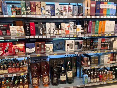 KYIV, UKRAINE, 20 Eylül 2025: Süpermarket raflarında alkol ürünleri. Çeşitli alkollü içecekler bir mağazanın içki reyonunda raflarda duruyor.