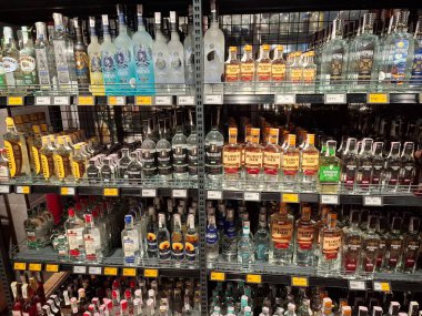 KYIV, UKRAINE, 20 Eylül 2025: Süpermarket raflarında alkol ürünleri. Çeşitli alkollü içecekler bir mağazanın içki reyonunda raflarda duruyor.