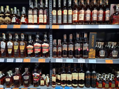 KYIV, UKRAINE, ECTOBER 12, 2025: Süpermarket raflarında konyak ürünleri. İçki bölümünün raflarında çeşitli alkollü içecekler duruyor.