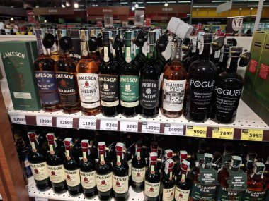 KYIV, UKRAINE, Kasım 7, 2025: Süpermarket raflarında farklı alkollü ürünler. Birçok alkollü içecek şişesi bir mağazanın alkollü içecekler bölümünde raflarda duruyor.