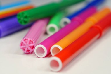 Gökkuşağı renginde çok renkli keçeli kalemler. Renkli plastik keçeli kalemler.