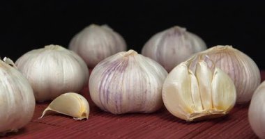 Sarımsak - sağlık için birçok yararlı özelliği olan sebze. Antiseptik, mikroplar ve patojenler ile mücadele, viral hastalıklar için belirtilmiş.