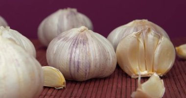 Sarımsak - sağlık için birçok yararlı özelliği olan sebze. Antiseptik.