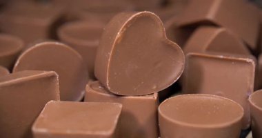 Çikolatalı şekerler. Sevgililer Günü Hediyesi. Farklı şekillerde lezzetli çikolata şekerlemeleri, kalp şeklinde olanlar da dahil.