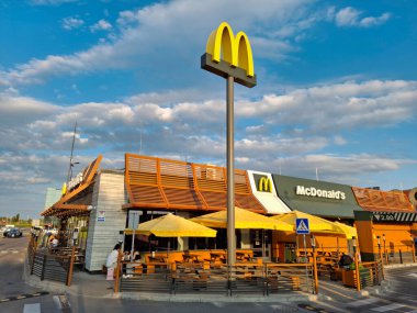 KYIV, UKRAINE, 20 AĞUSTOS 2025: Kyiv şehrindeki McDonalds fast food restoranının yakınındaki insanlar ve arabalar