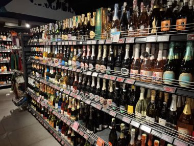 KYIV, UKRAINE, Kasım 7, 2025: Süpermarket raflarında farklı alkollü ürünler. Birçok alkollü içecek şişesi bir mağazanın alkollü içecekler bölümünde raflarda duruyor.