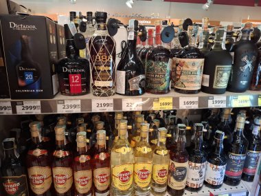 KYIV, UKRAINE, Kasım 7, 2025: Süpermarket raflarında farklı alkollü ürünler. Birçok alkollü içecek şişesi bir mağazanın alkollü içecekler bölümünde raflarda duruyor.