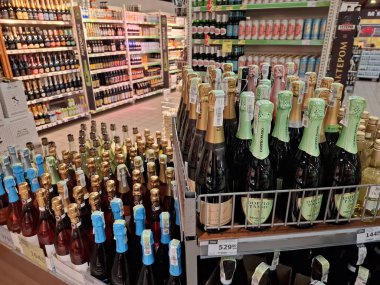 KYIV, UKRAINE, Kasım 7, 2025: Süpermarket raflarında farklı alkollü ürünler. Birçok alkollü içecek şişesi bir mağazanın alkollü içecekler bölümünde raflarda duruyor.