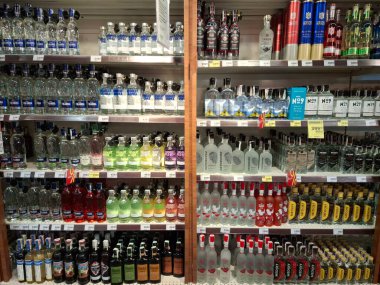 KYIV, UKRAINE, Kasım 7, 2025: Süpermarket raflarında farklı alkollü ürünler. Birçok alkollü içecek şişesi bir mağazanın alkollü içecekler bölümünde raflarda duruyor.