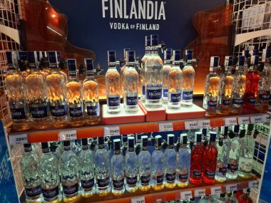 KYIV, UKRAINE, Kasım 7, 2025: Süpermarket raflarında farklı alkollü ürünler. Birçok alkollü içecek şişesi bir mağazanın alkollü içecekler bölümünde raflarda duruyor.